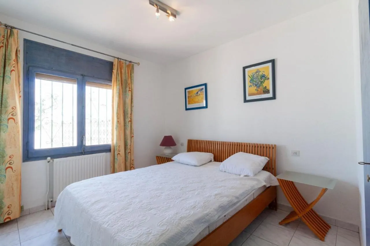 Villa Empuriabrava On Main Canal With 13 M Private Mooring, Private Pool, Air Con In All Rooms, Non-Smoking Espagne