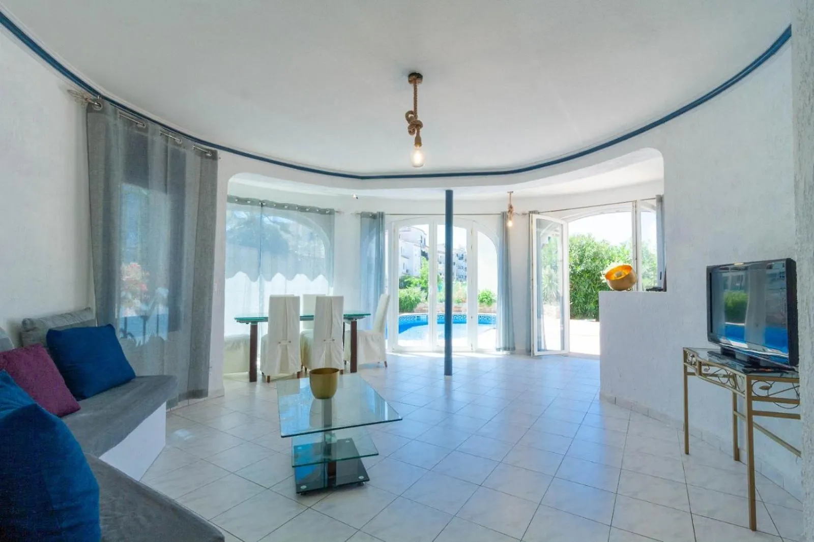 Canal Villa Empuriabrava: Private Mooring, Pool & Air-Conditioned Rooms Spain