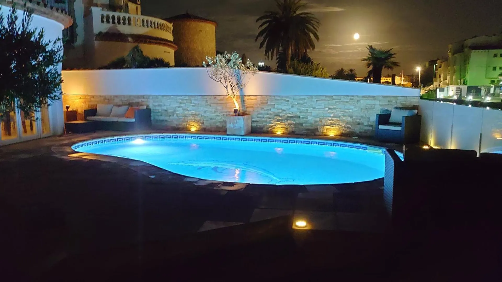 Villa Empuriabrava On Main Canal With 13 M Private Mooring, Private Pool, Air Con In All Rooms, Non-Smoking