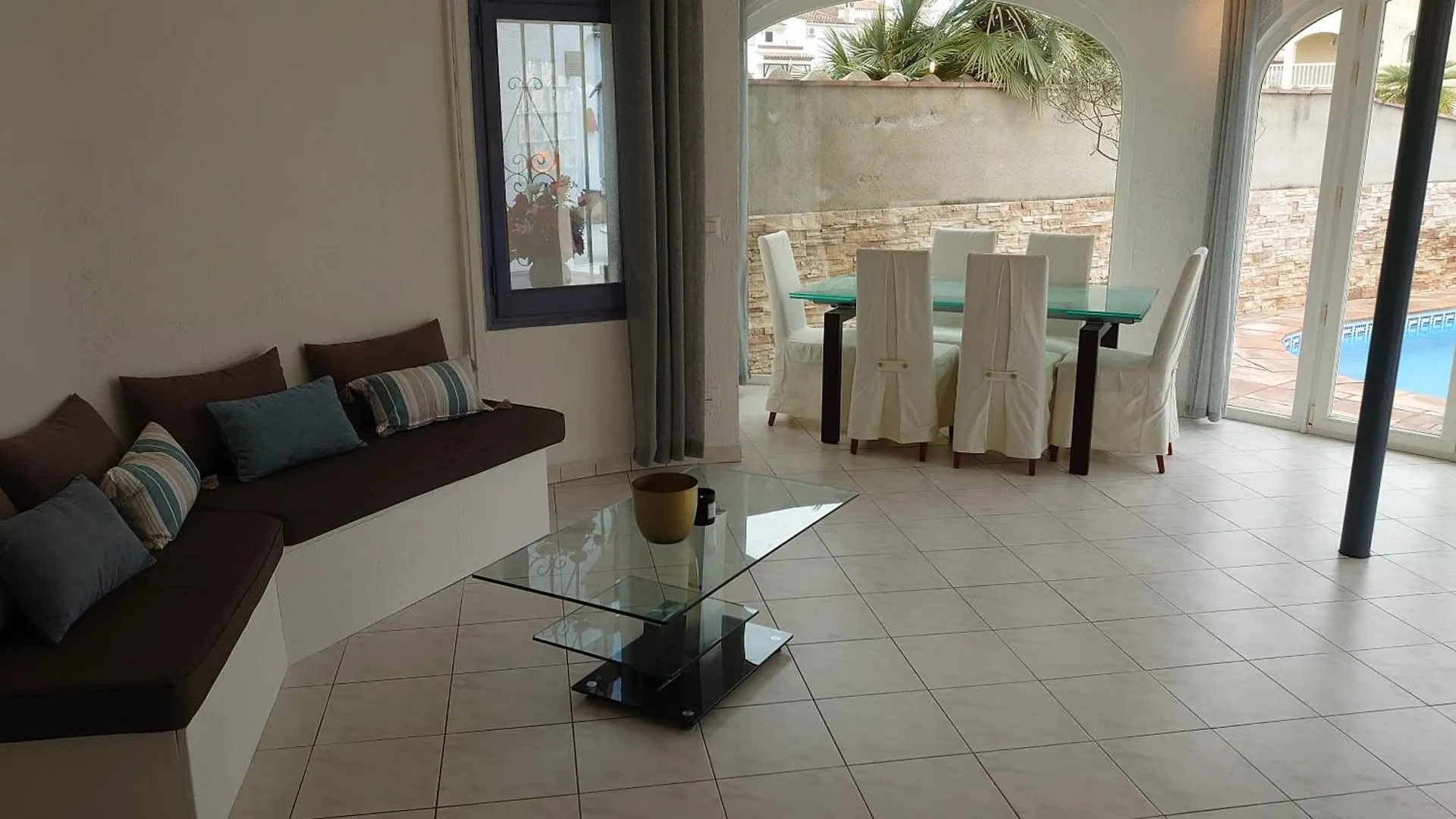 Villa Empuriabrava On Main Canal With 13 M Private Mooring, Private Pool, Air Con In All Rooms, Non-Smoking