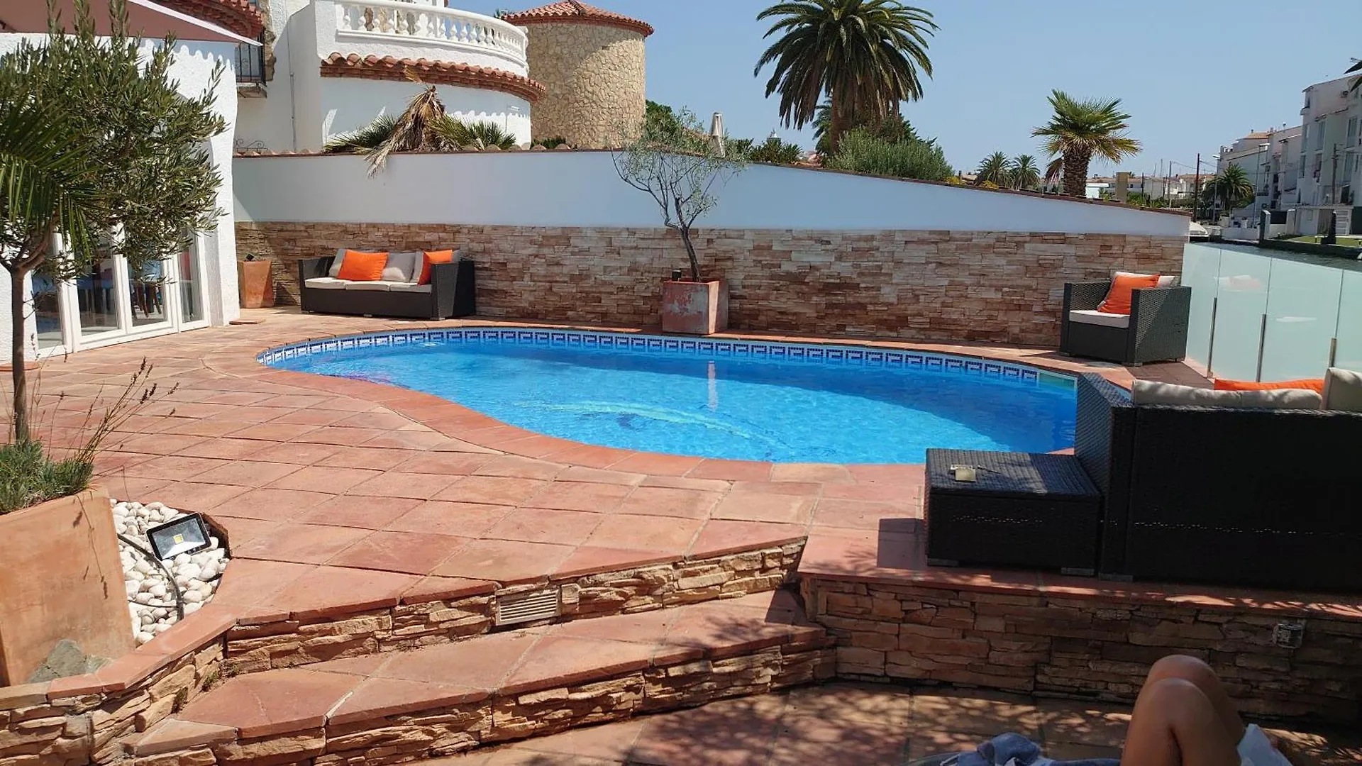 Villa Empuriabrava On Main Canal With 13 M Private Mooring, Private Pool, Air Con In All Rooms, Non-Smoking