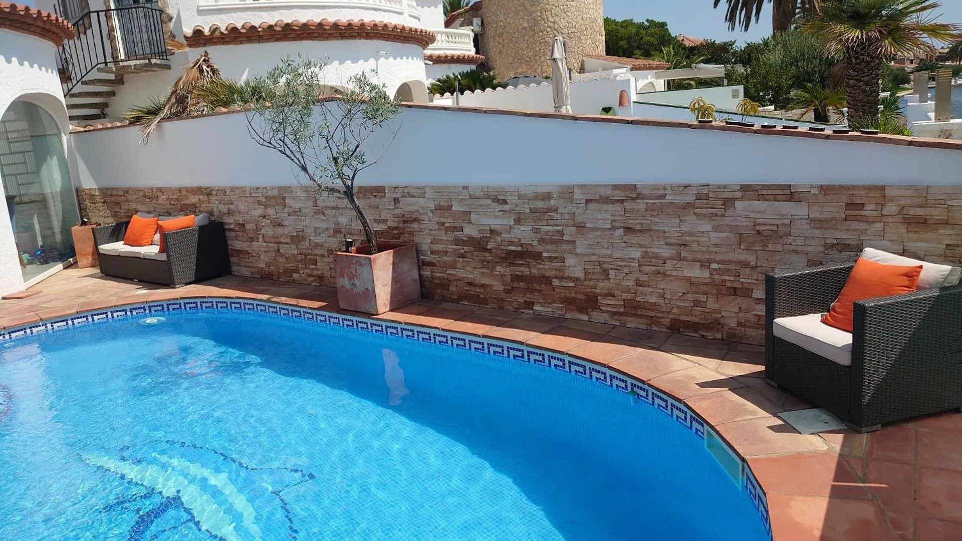 Villa Empuriabrava On Main Canal With 13 M Private Mooring, Private Pool, Air Con In All Rooms, Non-Smoking